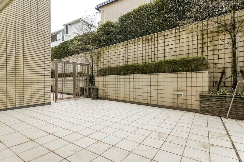 約43㎡の広々としたテラス! 南西向きで光がしっかりと入ってくるので、とても開放的です。