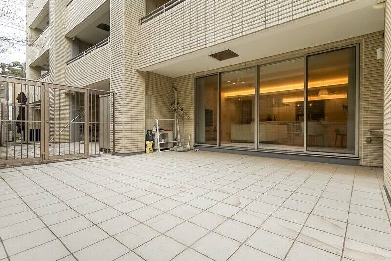 室内の白い内装と、テラスの白いタイルの統一感もいいですね。隅に水栓が備わっているので、ペットの足を洗うのに便利そうです。