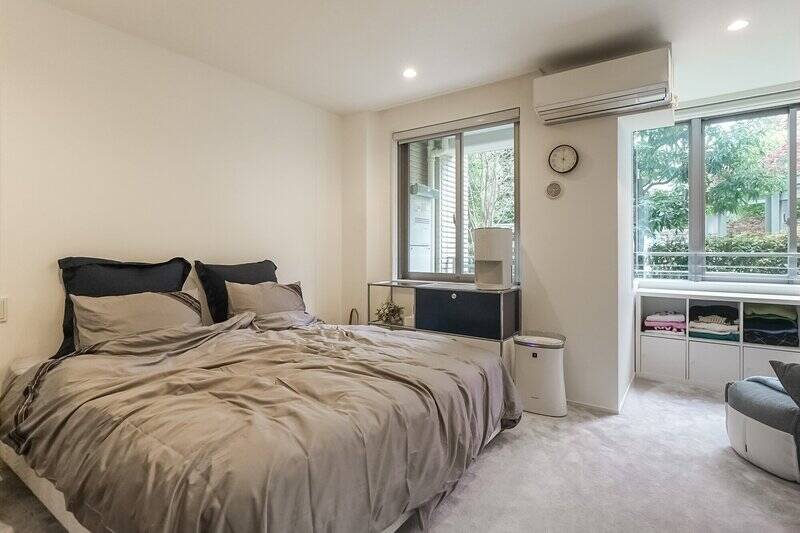 共用部の中庭に面しており、窓から覗く緑がさわやか。人通りは多くなく、視線はそれほど気にならないそうです。