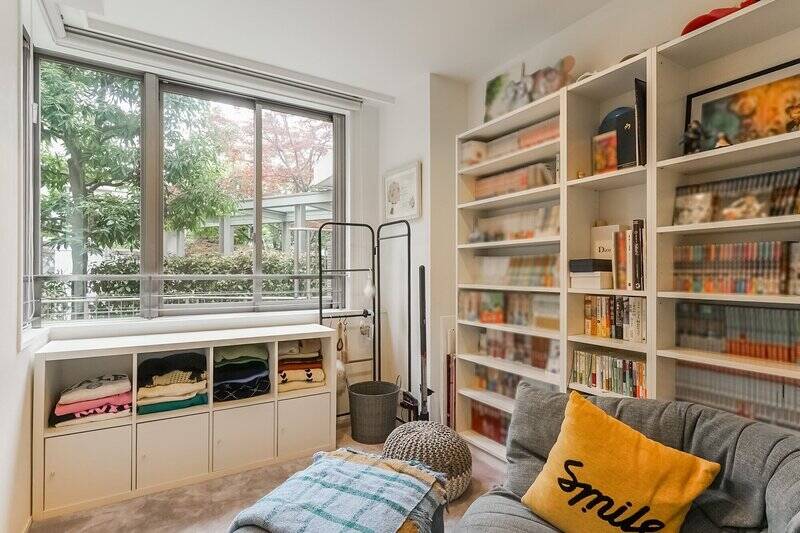 ググッと進んで一枚。洋室はふたつの空間が重なったような造りなので、それぞれをベッドスペースやワークスペースと、ゆるくゾーニングしながら使うのもよさそうです。