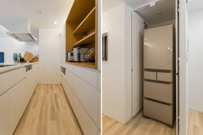 <b>左・</b>台下と背面に収納を豊富に用意した、生活感を抑える造り。食洗機とIHクッキングヒーターは、ドイツのメーカー「BOSCH」の製品が使われています。/<b>右・</b>キッチンのサイドにある扉を開けてみると、冷蔵庫置き場が。扉は中に収まる設計なので、普段は開けておいても邪魔になりません。