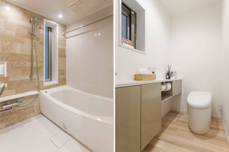 <b>左・</b>浴室乾燥機が備わった窓付きのバスルーム。サイズは1418です。/<b>右・</b>トイレには、手洗いカウンターが設置されています。こちらも換気のできる窓付き。