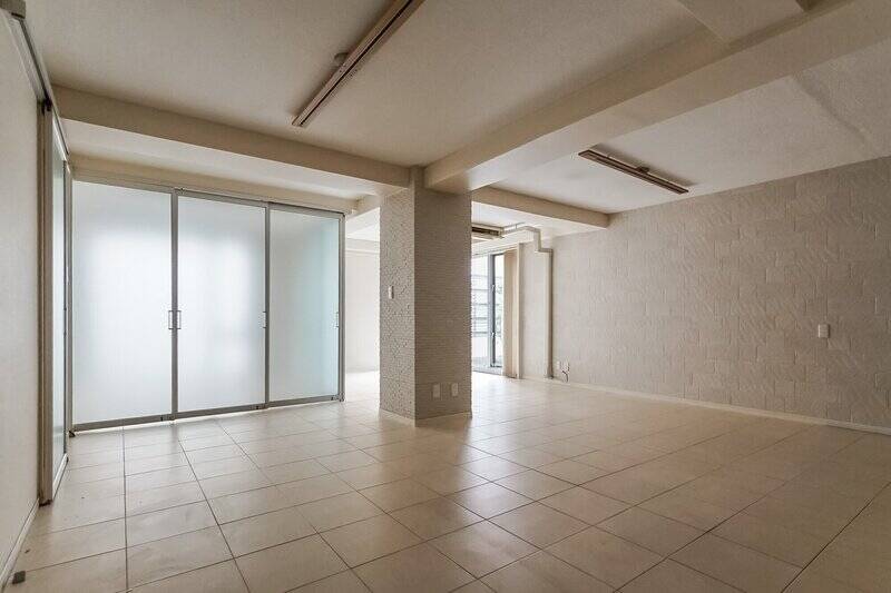 約24.1帖の広々としたリビングダイニング(LD)。洋室にはスケルトン扉を採用しており、やわらかな日差しが住戸内に広がります。