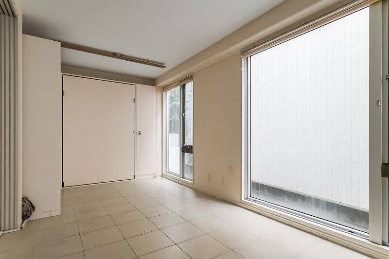 約7.3帖の洋室。北東向きの開口部が大きく、開放感ある空間です。