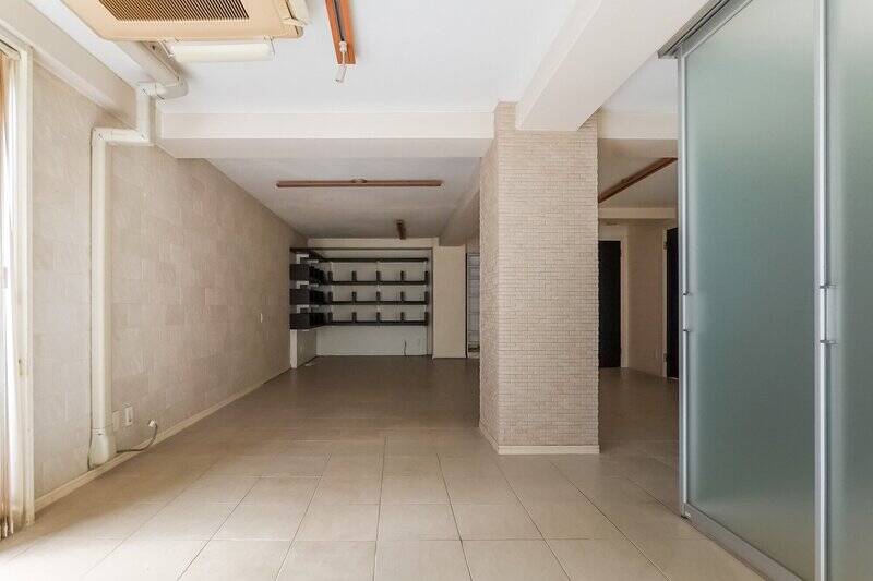 LDの中央には大きな柱があり、奥の壁にはオープンシェルフが備わっています。