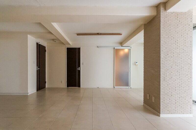 写真右側の扉から、キッチン、水まわり、玄関にアクセスできます。順番に見ていきましょう。