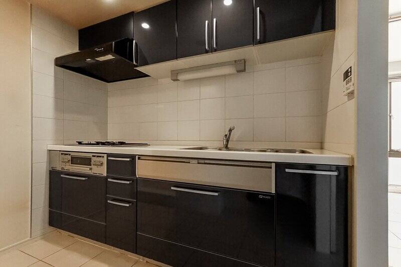 キッチンは、ふたり一緒に料理ができる広さが確保されています。シンクが広めに確保されているのもうれしいポイント。