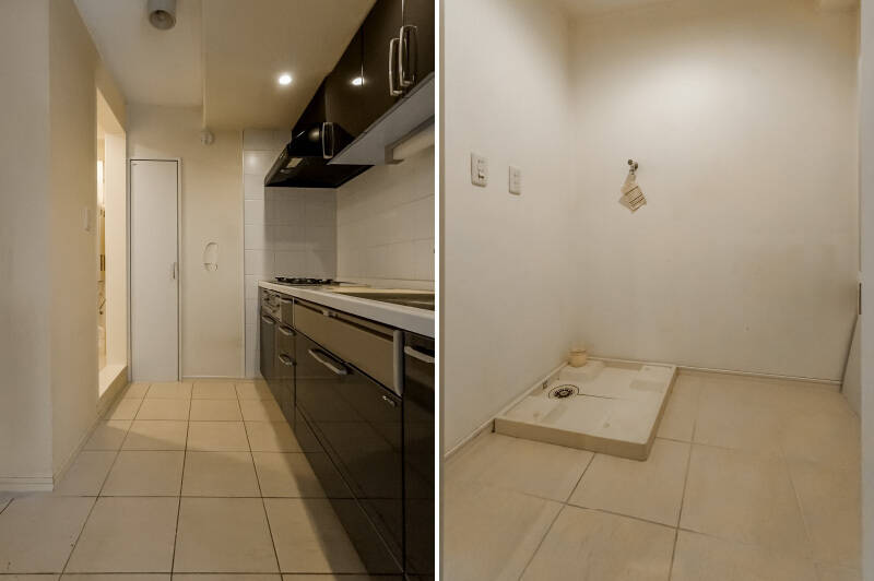 <b>左・</b>キッチン背面には冷蔵庫を置けるスペースを確保。突き当たりの壁には小さな収納があります。/<b>右・</b>奥には洗濯機置き場。スペースにゆとりがあるので、棚を設置してパントリーとして使うのもよさそうです。