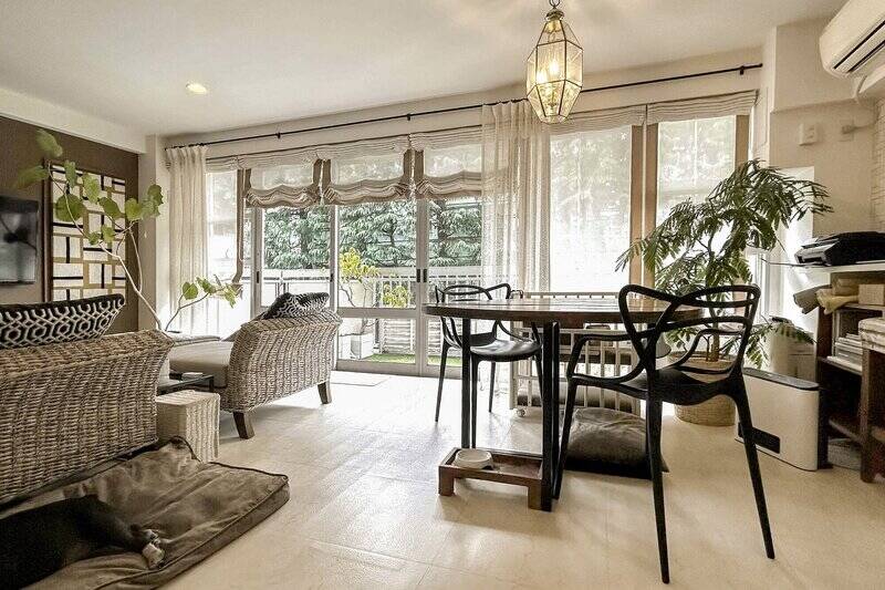 床材はホワイトで、ベージュ系のファブリックで世界観が統一されています。