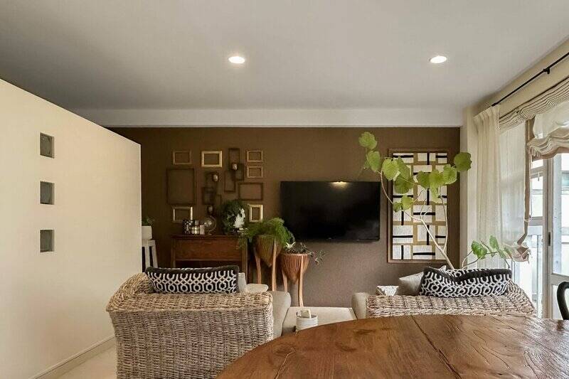 テレビは壁掛けできる仕様。ブラウンのアクセントクロスが空間を引き締めています。左手の壁の裏側はベッドスペース。後ほどご紹介しますね！