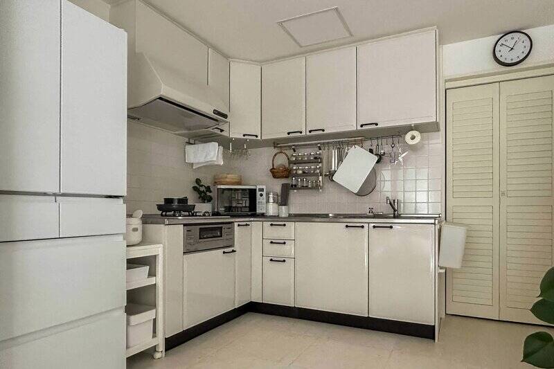 L型キッチンは壁際に配置されています。ツールフックには、お気に入りの調理アイテムをかけて自分好みにカスタマイズするとよさそう！