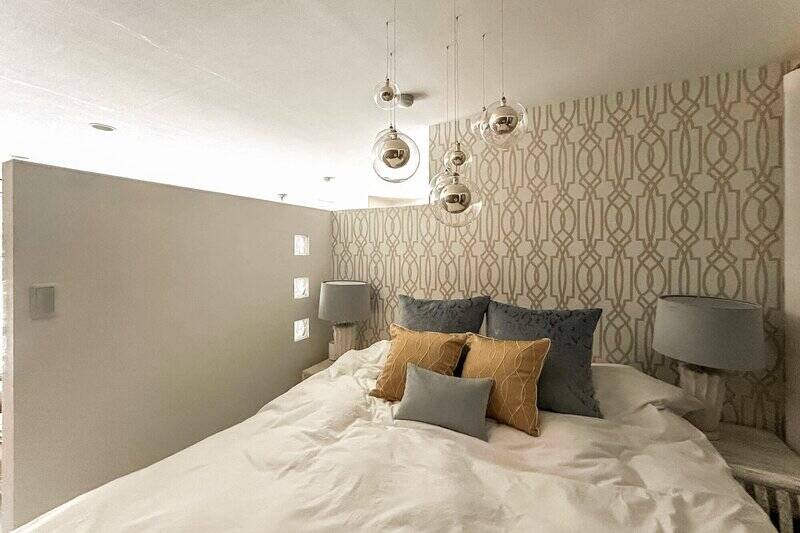 約5.4帖のベッドスペース。ドアがなく天井までの壁を設けていないため、LDKとゆるやかにつながり開放感がありますよ。