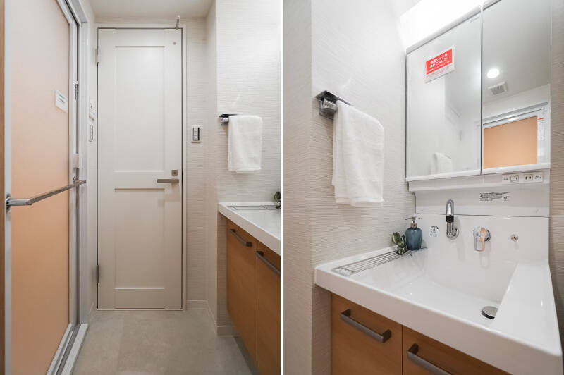 <b>左・</b>水まわりのドアを開けるとこんな感じ。洗面台、トイレ、バスルームがぎゅっと集まっており、少々タイトな印象を受けます。／<b>右・</b>ひとりで立ってジャストなサイズの洗面化粧台。朝や入浴前後のタイミングでは、家族の生活動線をうまく整理する必要がありそうです。