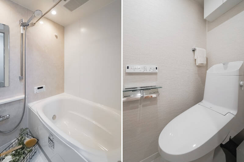 <b>左・</b>バスルームは1216サイズ。浴室乾燥機を完備しています。／<b>右・</b>こちらも、おとなジャストサイズのトイレ空間。しっかり収納が備わっているのがうれしいですね。