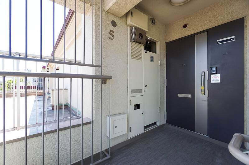 ご紹介するのは、5階に所在している角住戸。玄関扉の前は完全に独立しており、ほかの住民が行き来することはありません。プライベート感があってGOODですね……って、左側に見えているのは、もしや？