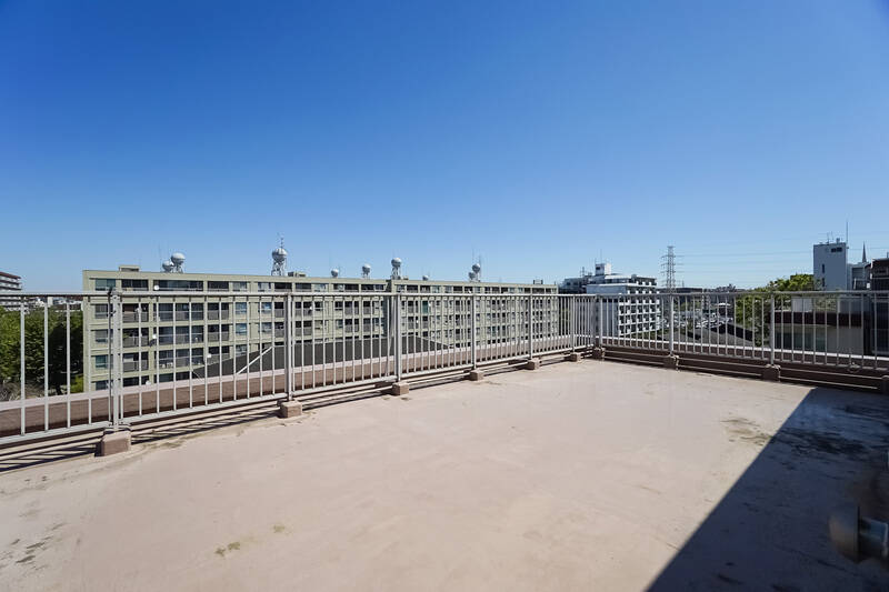 さっそく出ました、約48㎡のルーフバルコニーです！ まるで青空を独り占めしているような気分♡ 北東向きなので、午前のさわやかな日差しを受けることができますよ。