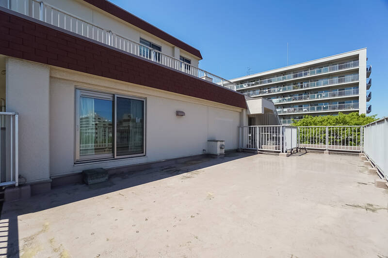 こちらのマンションを含め、周囲は大型の団地が林立する住宅街です。向かい合う格好のバルコニーも多々ありますが、距離が取れているため、そこまで視線に神経質になる必要はなさそう。まわりからは『あそこはルーバルがあってイイなぁ』なんて思われちゃうかもしれませんね。