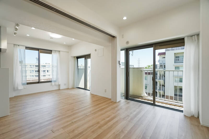 LDKは約10帖と比較的コンパクトサイズです。部屋数に余裕があるうちは、写真のように洋室Aとつなげてゆったり使うのがおすすめ。この状態で、約15帖の広さです。