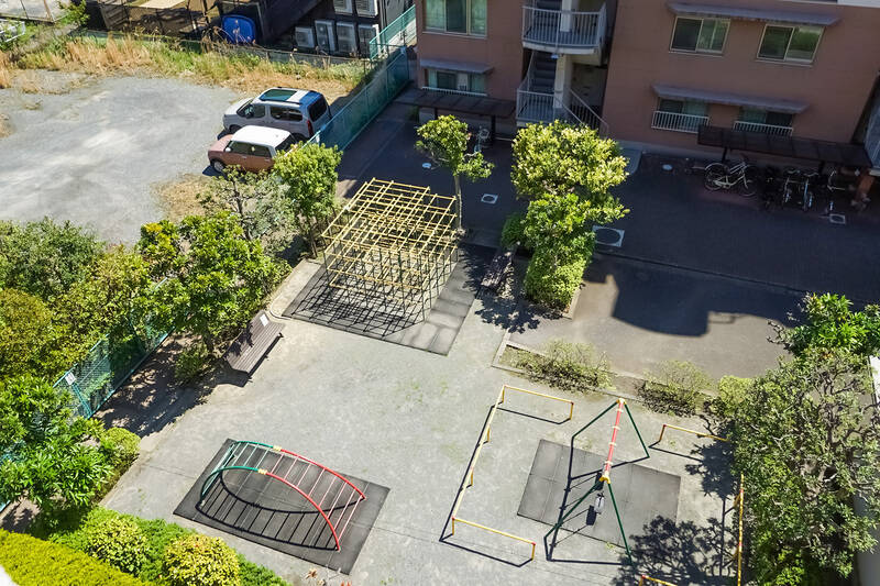 なんとこちらのマンション、敷地内にお子さま用の遊び場（プレイロット）が用意されているんです。住戸のバルコニーからちょうど見下ろせる位置にあり、安心感がありますね。