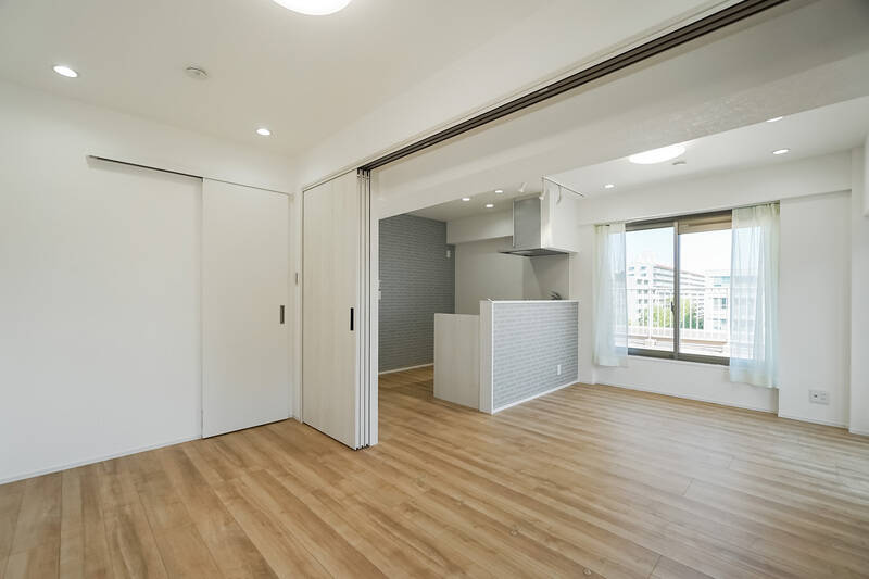 写真は、洋室A側からLDKを見たカット。引き戸は床にレールがないタイプなので、こうして開け放つと、一室に感じるほど自然な印象です。