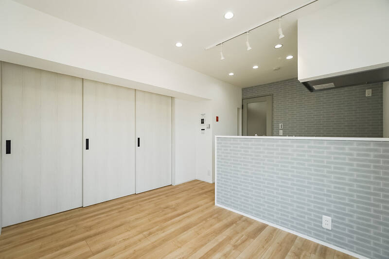 明るい色味のタイル柄クロスをあしらった、約10帖のLDK。ホームパーティーをするにはやや手狭かもしれませんが、家族でご飯を食べておしゃべりするにはちょうどいい広さです。