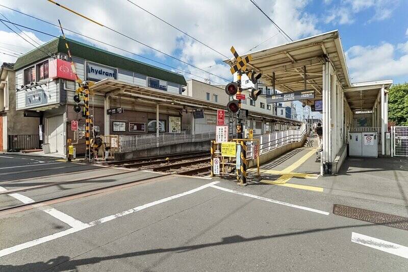 穏やかな空気が流れる世田谷線沿い。今回ご紹介するマンションは、「若林」駅から環状七号線沿いを進み、徒歩1分の場所に位置します。