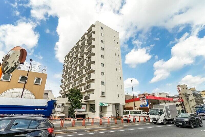 環状七号線沿いに面して建つ、1974年竣工・総戸数54戸のマンション。<b>耐震補強工事を実施済みで、新耐震基準を満たした建物</b>です。各種減税の優遇措置を受けることができますよ。