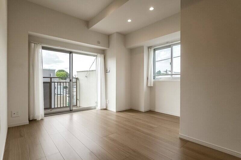 南・西側にそれぞれ窓が設けられており、日中はたっぷり日の光が入りそうです。