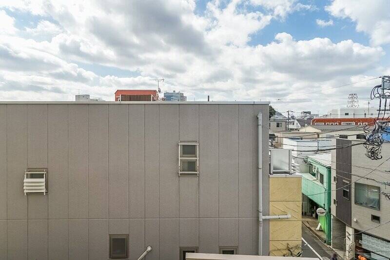 南向きのバルコニーからの眺望。近隣に高い建物はありませんが、正面の建物によってやや視界が遮られている印象です。感じ方は現地にてお確かめください。