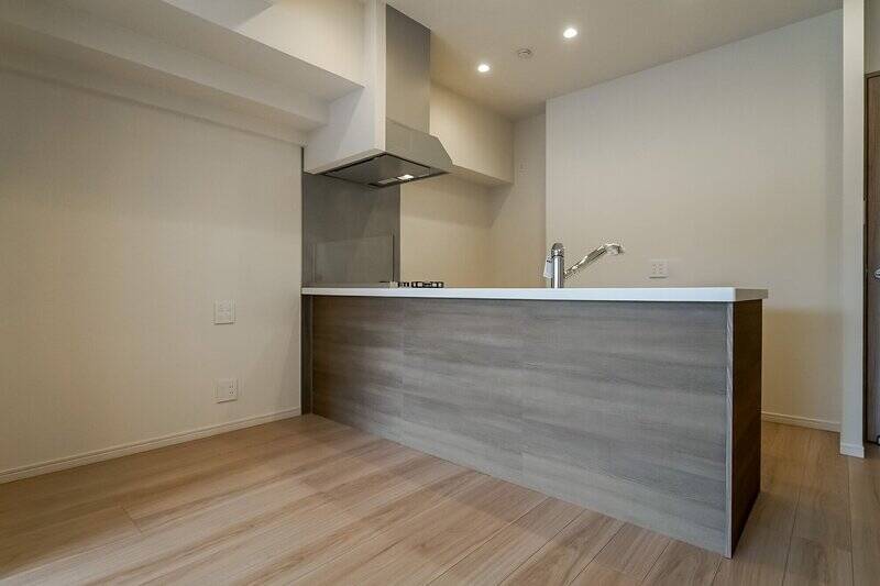 キッチンは対面型。家族とのコミュニケーションが取りやすいところがGOOD。正面にダイニングテーブルを配置すれば、お料理のサーブもしやすそう。