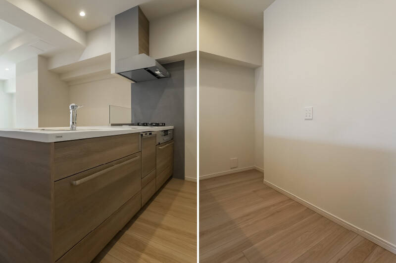 <b>左・</b>キッチンは食洗機と浄水器付き。コンロ側の壁面にはマグネットパネルが貼られています。お掃除がしやすいのはもちろん、調理器具をくっつけることもできて便利♡ /<b>右・</b>背面には、冷蔵庫とカップボードを並べておけるスペースが確保されています。カップボードの高さに合わせてコンセントが設置されていて、ありがたい……!