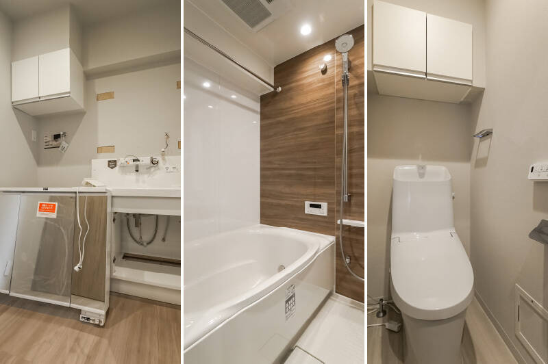 <b>左・</b>取材時には洗面台は未完成でしたが、左側には洗濯機置き場が設けられて、上部には吊り戸棚も備わっています。/<b>中央・</b>浴室乾燥機付きのユニットバスは、1316サイズ。/<b>右・</b>吊り戸棚が設置されたシンプルなトイレ。