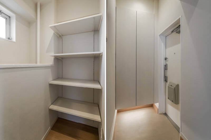 <b>左・</b>玄関のすぐ近くには納戸スペースが。可動棚は、収納したいものに合わせてフレキシブルに活用できて便利! /<b>右・</b>玄関の照明は人感センサー付き。暗い時間に帰宅した際も、足元がしっかり確認できて安心ですね。