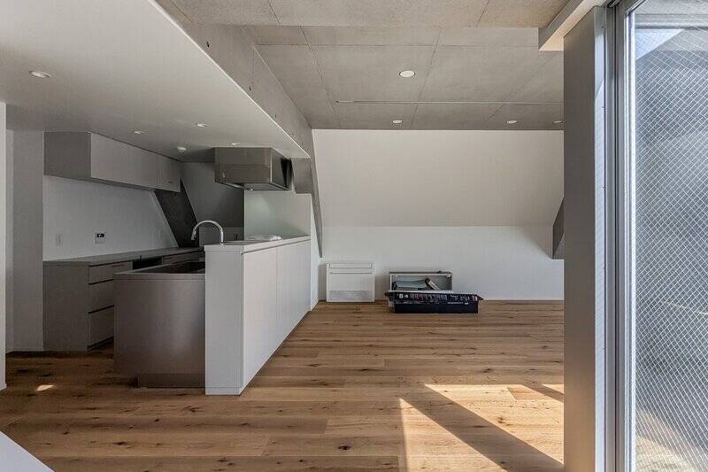 キッチンは腰壁が立ち上がり、LDから隠れるような造り。背面収納が豊富に用意されているので、雑多にならずすっきりと使えそうです。