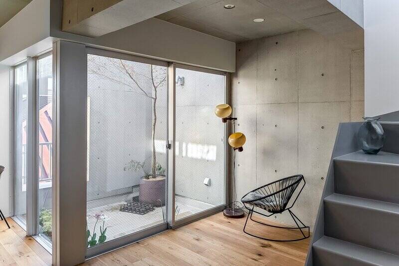 壁に囲まれたバルコニーはプライベート感があり、上部から光が差し込む設計。天気の良い日は、窓を開けながら過ごすのも気持ちよさそう。