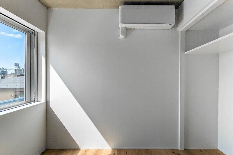 南西向きの窓がついたコンパクトな居室。収納スペースが用意されています。