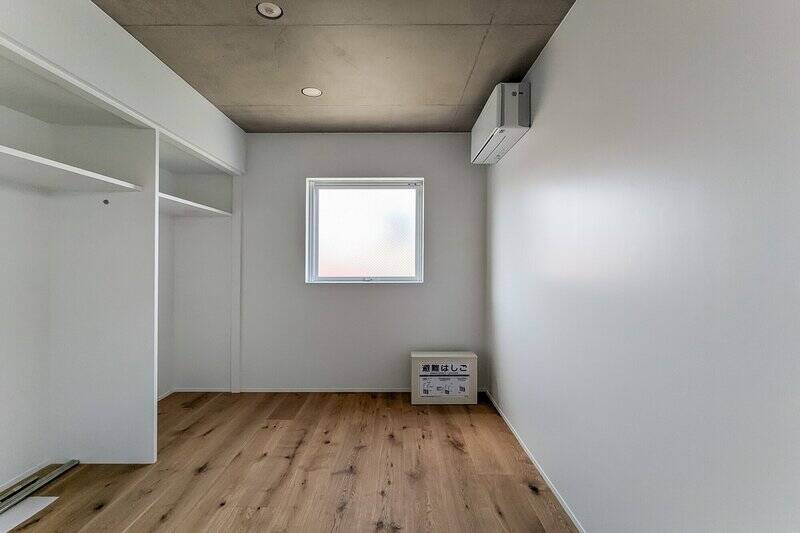 写真では北西向きの窓しか写っていませんが、北東向きにも窓が配置された二面採光。縦に広がりのある長方形型の空間です。