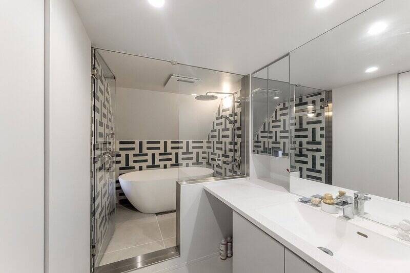 シンプルな洗面室の先に、目を引くバスルームが。もう少し近くで見てみましょう。