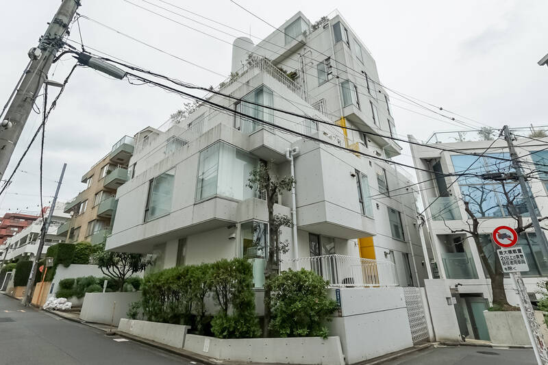 「明治通り」から路地に入り、静かな住宅街を進んでいくと現れる、目を惹くフォルムのマンション。こんな素敵なマンションに住めると考えると、ワクワクが止まらないですね!