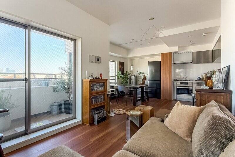 ウォールナット調のフロアタイルと奥のステンレスキッチンがマッチし、ノスタルジックさを感じる約15.8帖のLDK。思わず『素敵……♡ 』と声が漏れてしまいました。