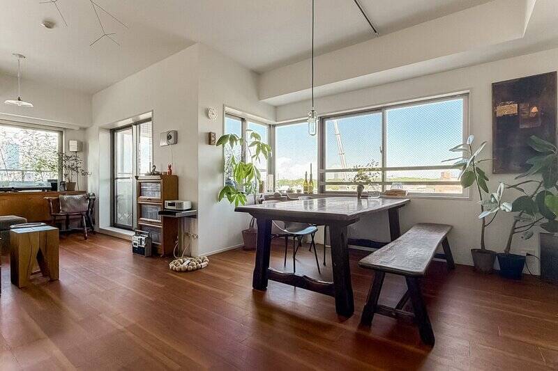 LDKの窓の多さにもご注目。南東・北東の二面採光で、計9枚もの窓が設けられています。