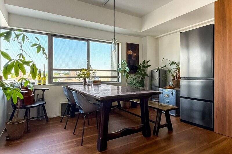 南東・北東の二面から日の光をたっぷりと取り込めるダイニングスペース。朝食時は特に心地よく過ごせそう♡