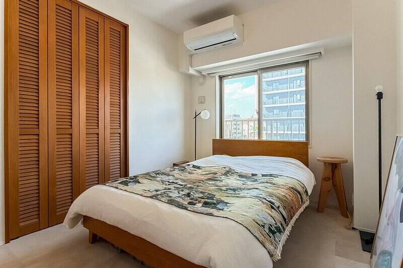 共用廊下側に位置する洋室Bは、約5.5帖。洋室Aと同じく、ルーバー風の扉が付いたクローゼットには、ハンガーパイプと枕棚が備わっています。