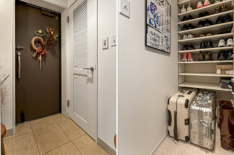 <b><b>左・</b></b>玄関脇の羽が稼働するルーバー扉の先は……／<b><b>右・</b></b>シューズインクローゼット。見切れていますが、L字型に可動棚が設けられています。