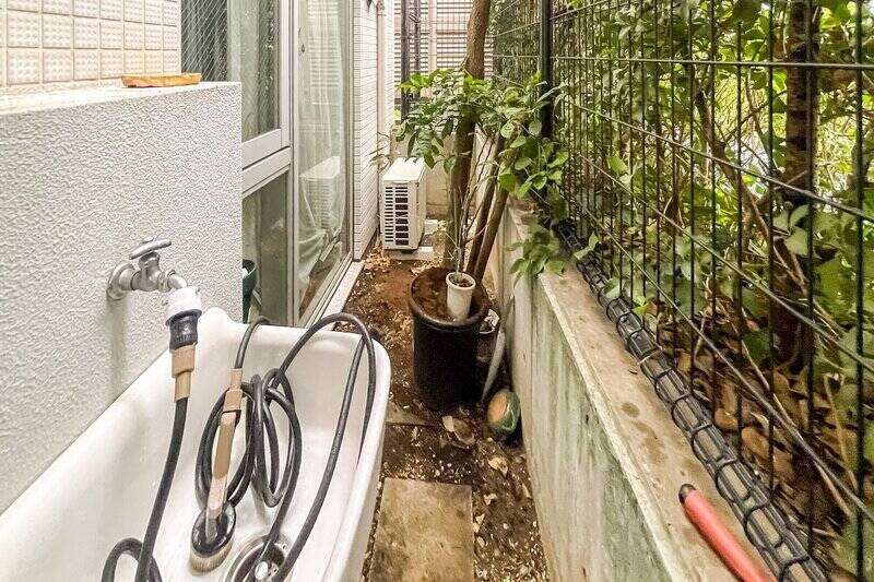 掃き出し窓の外には、小さなテラスが。スロップシンク付きで、外の汚れが付いたアイテムの洗い場として活用できて便利ですね。