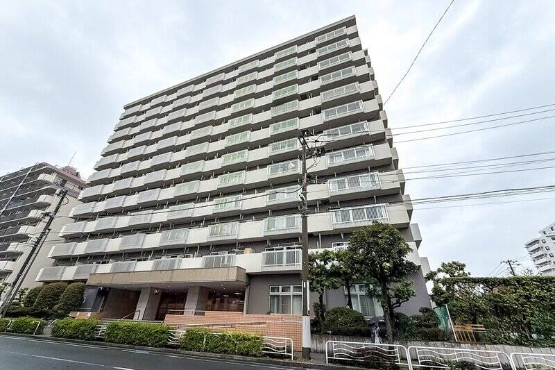 1981年竣工のマンション。写っているのは全体の一部で、建物は奥へと伸びるような配棟です。