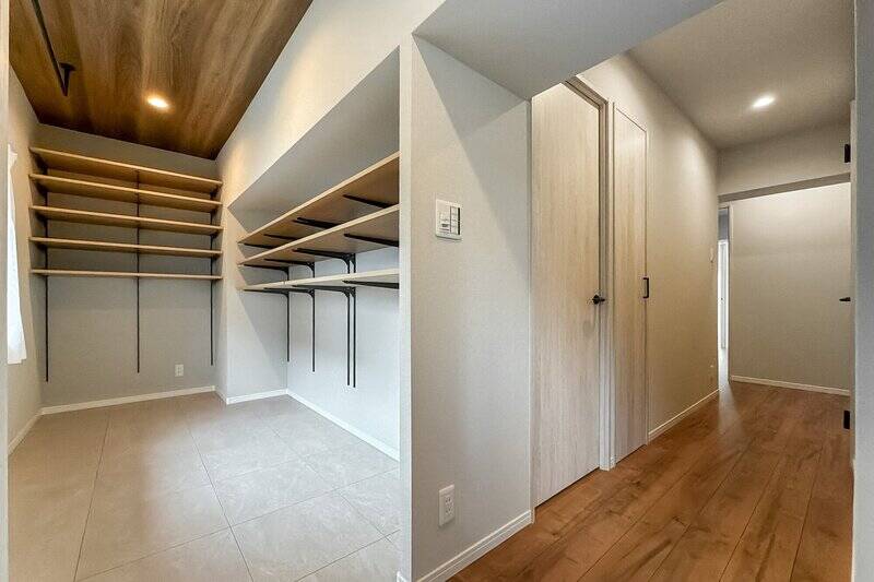 おぉ〜なるほど、土間続きのシューズインクローゼット(SIC)だったのですね! 右手には廊下が続いています。