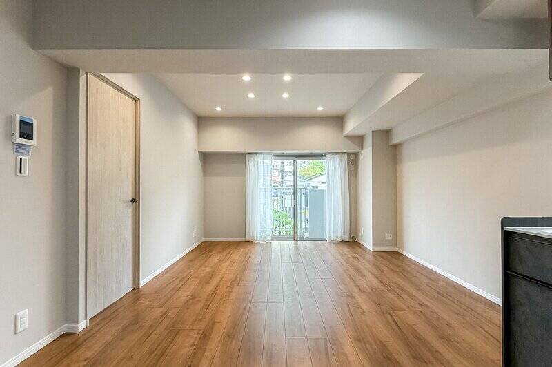 約14帖で、東向きです。室内からは敷地内の緑が目に入ります。