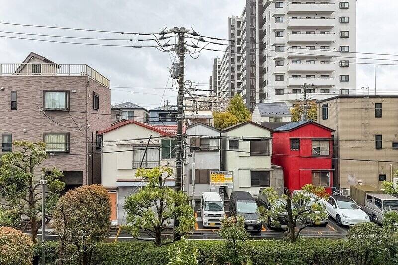 眺望の抜けはありませんが、マンションの敷地と道路を挟んでいるため、目の前の戸建てとは一定の距離が保たれています。