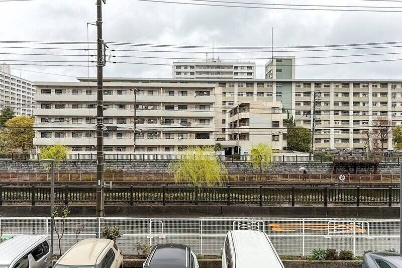 洋室BとCからアクセスできるバルコニーで、小名木川に面しています。天気のいい日には、川沿いを散歩するのも気持ちよさそう!